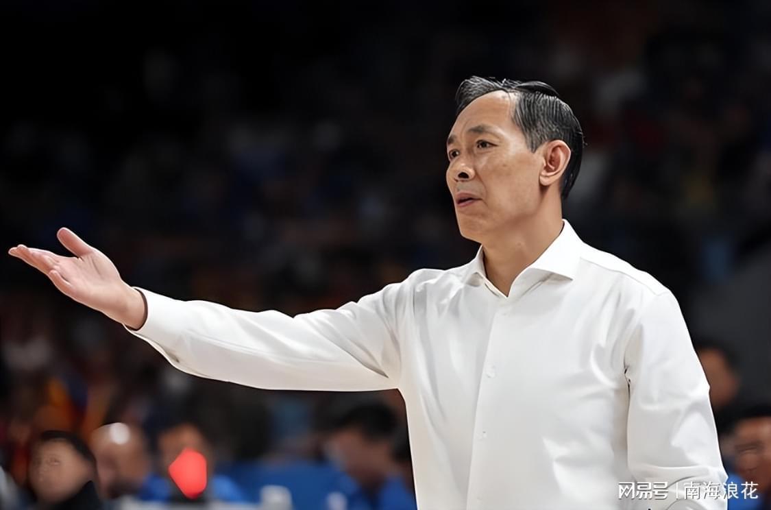 bb体育-唉！国家队2.16米中锋，连续两场遭小外隔扣+冲突，球迷：太窝囊