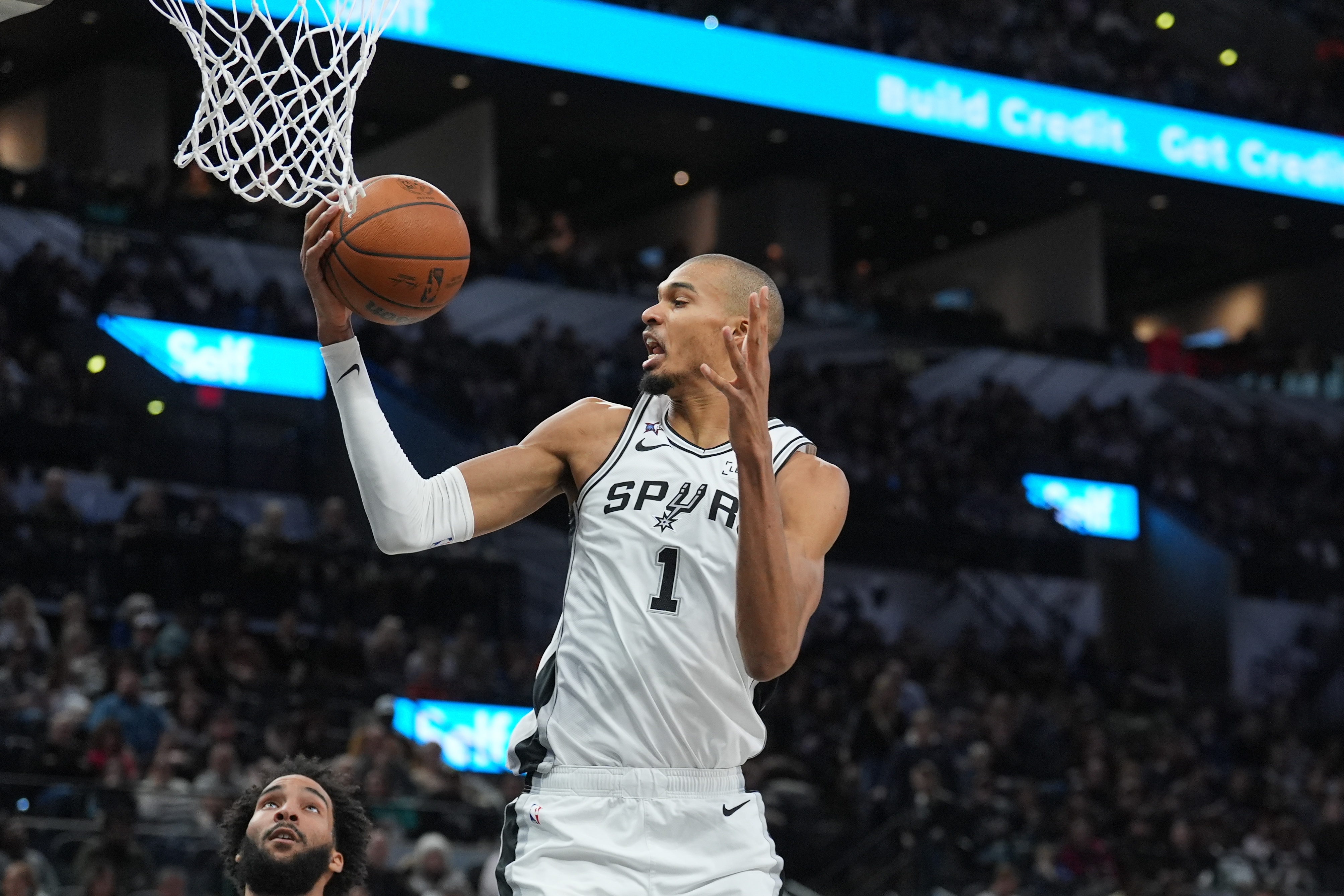 体育学堂-最后时刻铁血补扣！文班三分7投全失&amp;下半场10连铁 仅14分10板0帽