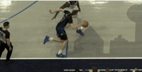 体育赛事讨论-毫厘之间！弗拉格在兰德尔贴防下踩线出界 独行侠挑战失败！